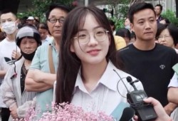 高考送花小姐姐最新爆料,揭秘高考现场温馨一幕